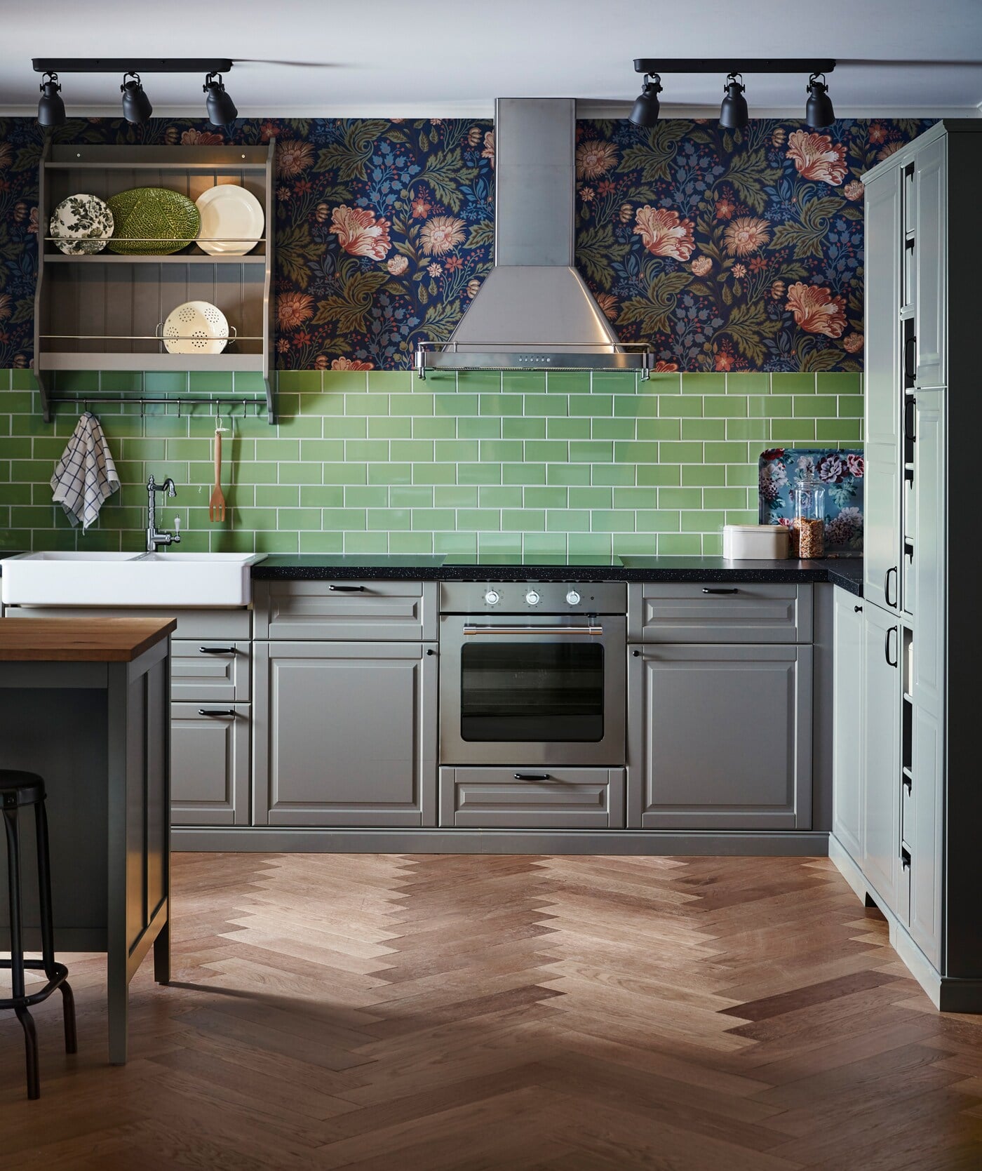 una cuina amb armaris grisos rajoles verdes paper de paret a f8276c2edb76f89ade2a627129f312e1 - Các thiết bị nhà bếp hiện đại có thể thay đổi cuộc sống của bạn như thế nào?